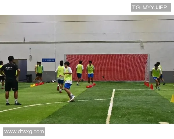 两小哥精彩模仿足球明星技艺引发热议展现青春活力与梦想追逐